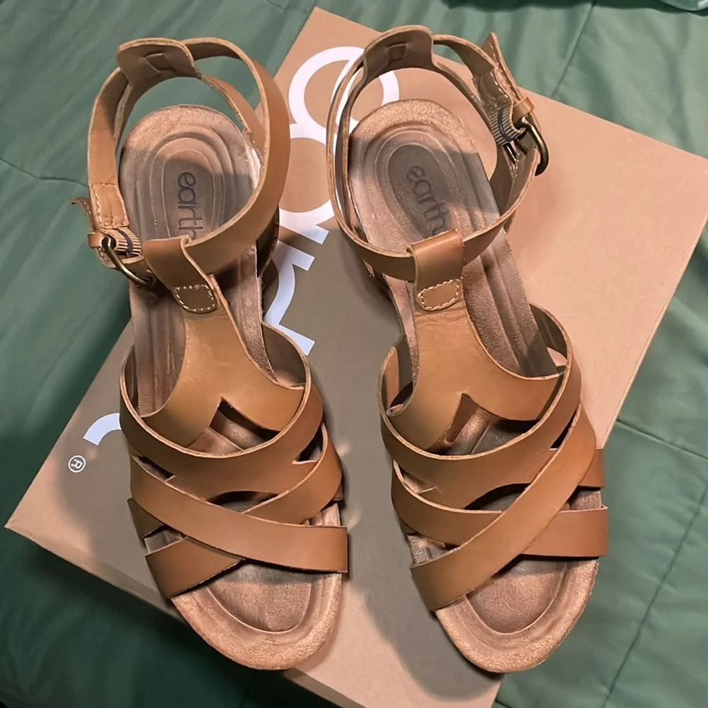 Earth Malera Leather Wedge- Size 7.5